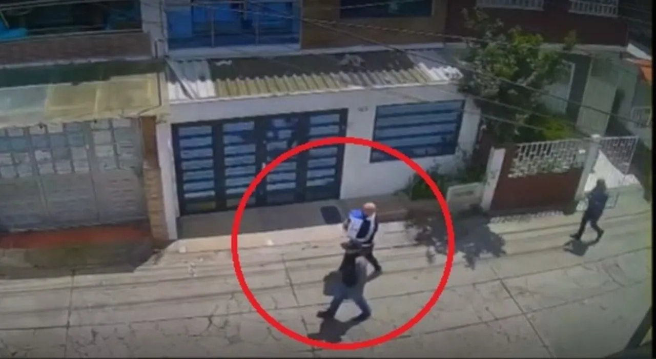 Expolicía camina con la PlayStation 5 en sus manos antes de ser asesinado. 